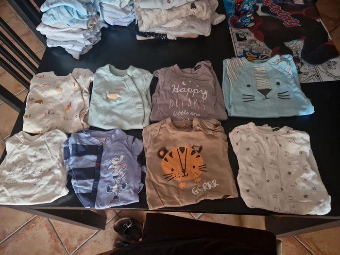 Vend lot 8 pyjama en jersey 1 mois - photo numéro 1