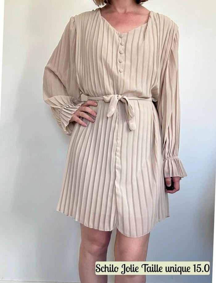 Robe plissée beige Schilo Jolie – Élégante intemporelle, t. unique (36-42), neuve avec étiquette 💖 - photo numéro 3