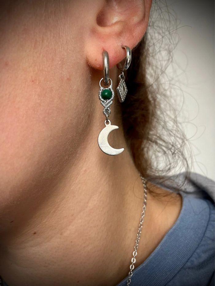 Boucles d’oreilles petites créoles en macramé avec pierre de Malachite - photo numéro 5