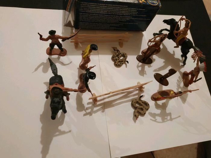 Jouet ancien suprême Wild frontier playset with hand painted figures cowboy et indien - photo numéro 3