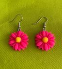 Boucles d’oreilles pendantes fleur rose fuchsia en résine