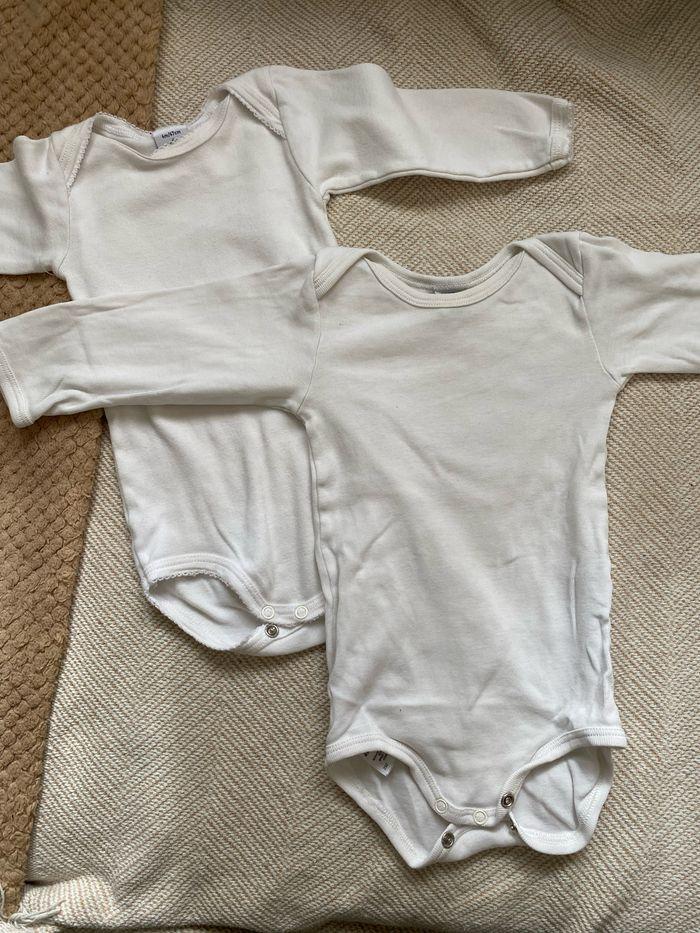 Lot bodies blanc petit bateau 6 mois - photo numéro 1