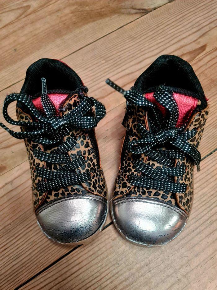 Paire de bottines motif léopard pour bebe fille - photo numéro 1