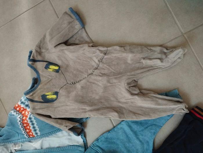 Lot 6 mois un sur pyjama  2 pull polaire 5 pantalons une veste gilet un haut manche longue - photo numéro 2