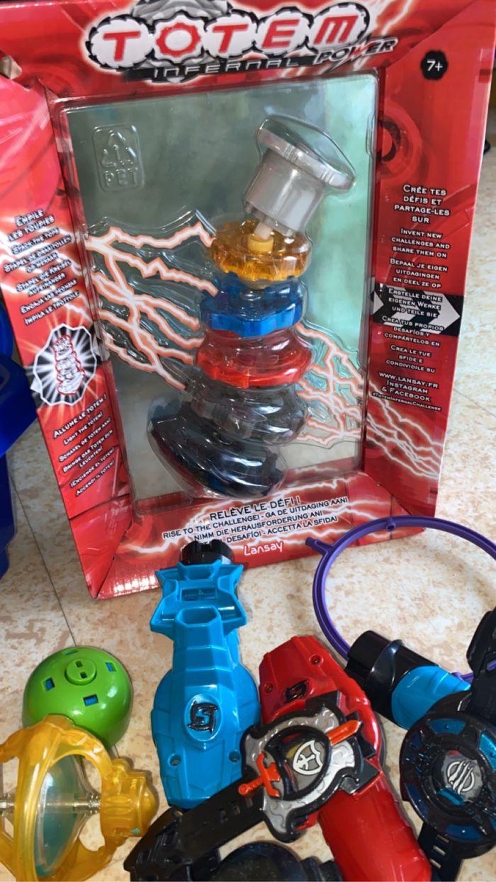 Grand lot de toupies Beyblade en métal+ lanceur + accessoires +1 coffret Neuf 2 arènes - photo numéro 5