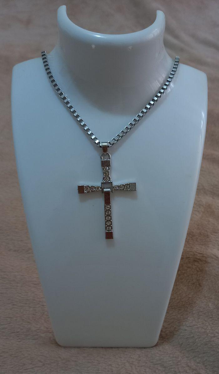 Collier croix fast and furious - photo numéro 1