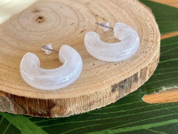 Boucles d’oreilles créoles plastique blanc marbré - photo numéro 2