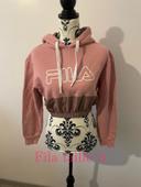 Sweat modèle Dora court crop à capuche bi matière rose imprimé blanc Fila taille S