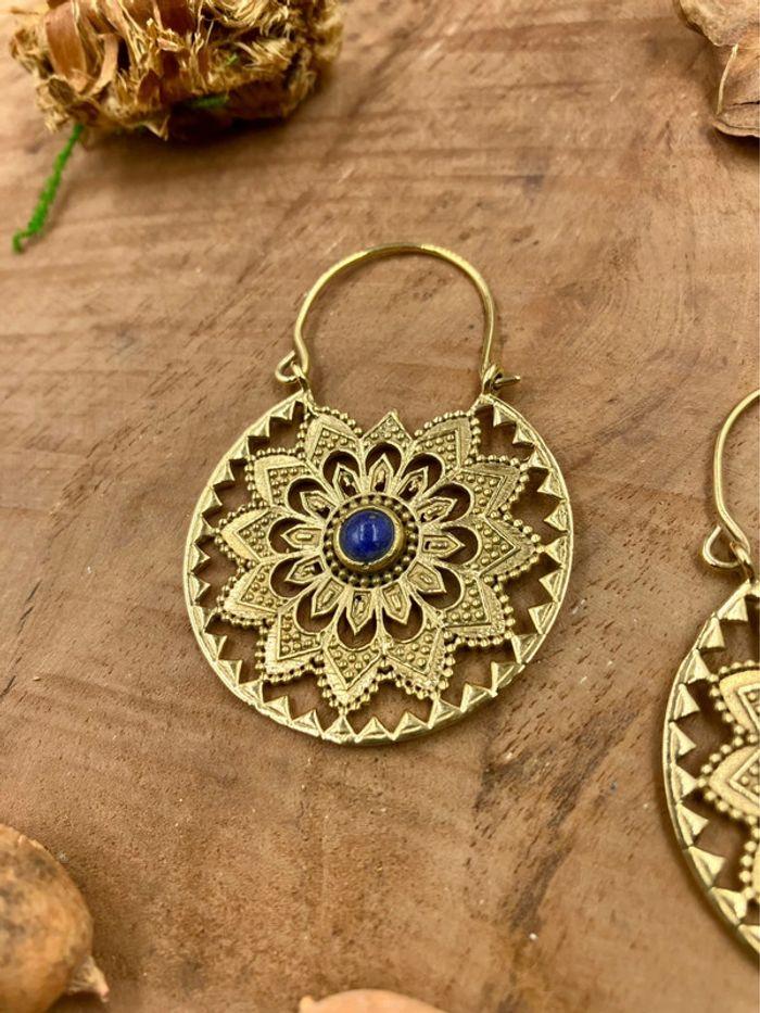 Boucles d’oreilles créoles en laiton Indien avec pierres de Lapis Lazuli - photo numéro 3