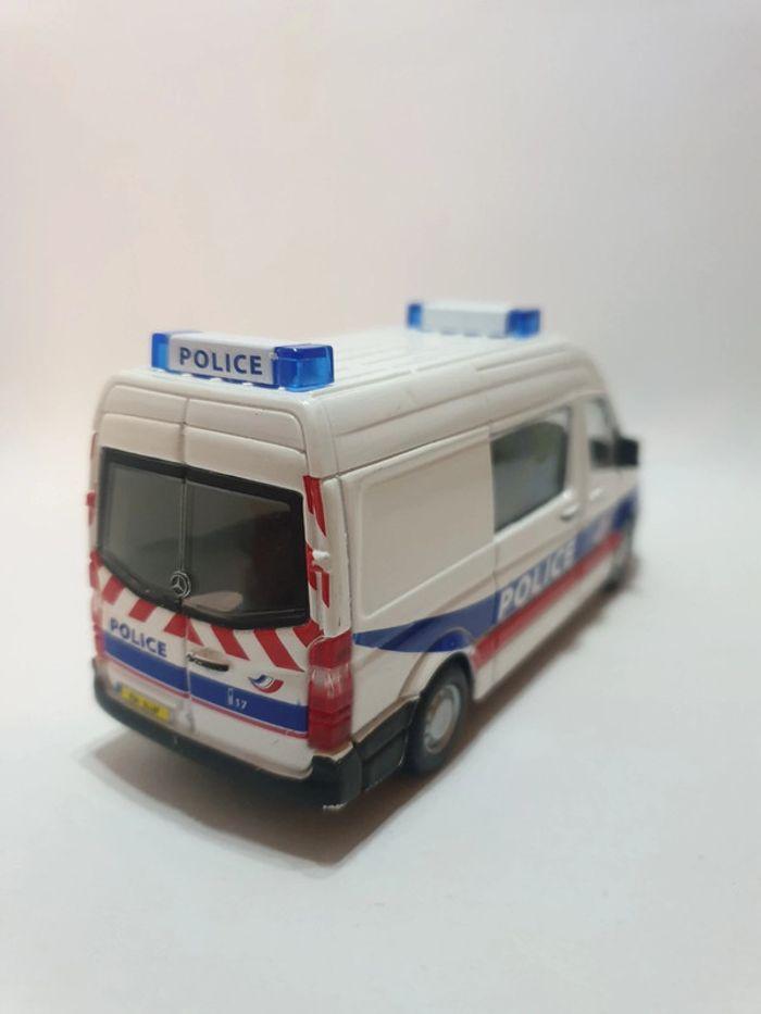 Burago Mercedes-Benz Sprinter Police Nationale 1/48 - photo numéro 7