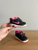 Baskets Nike taille 18,5