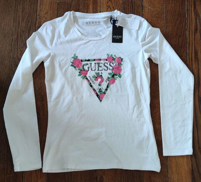 Tee shirt Guess florale blanc neuf taille M - photo numéro 1