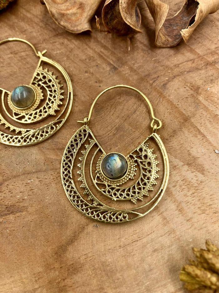 Boucles d’oreilles créoles en laiton Indien avec pierres de Labradorite verte - photo numéro 2