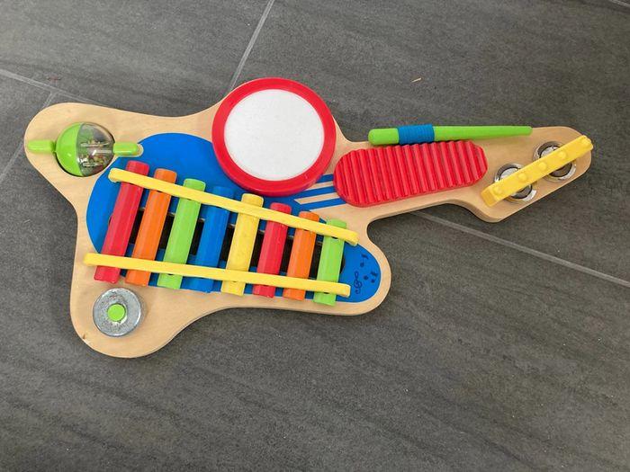 Guitare en bois - photo numéro 1