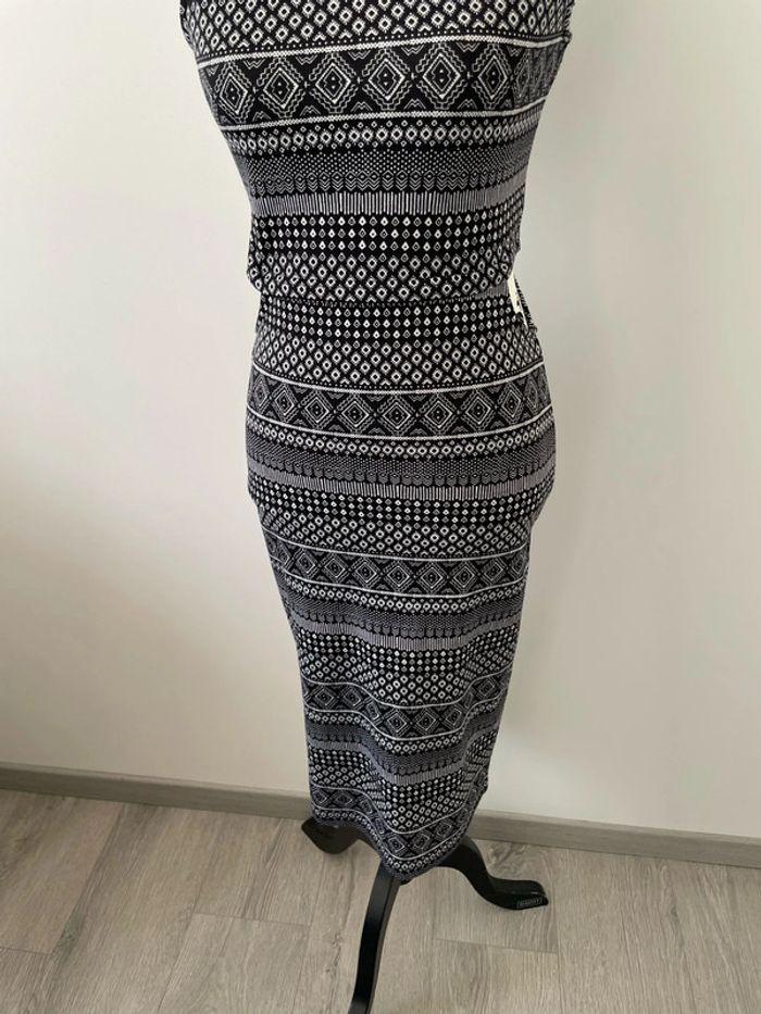 Robe mi longue noir motif blanc ouvert côté fendu bas neuf Jennyfer taille M - photo numéro 3