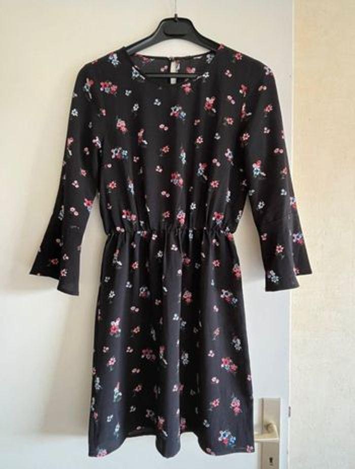 Robe noire à motifs fleuris taille XS - photo numéro 1