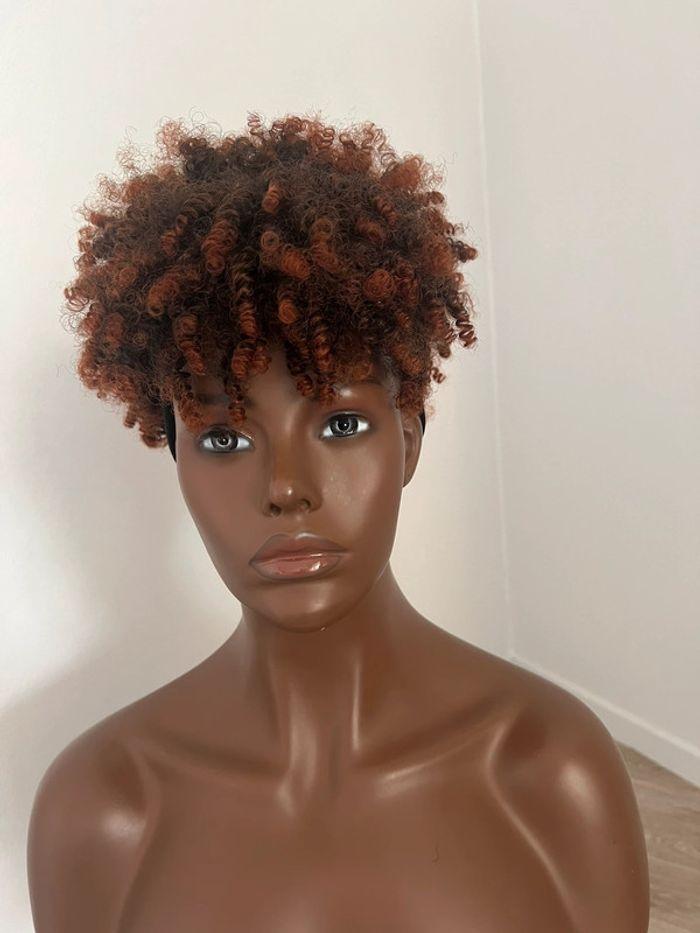 Perruque bandeau afro bouclée tendance - photo numéro 11