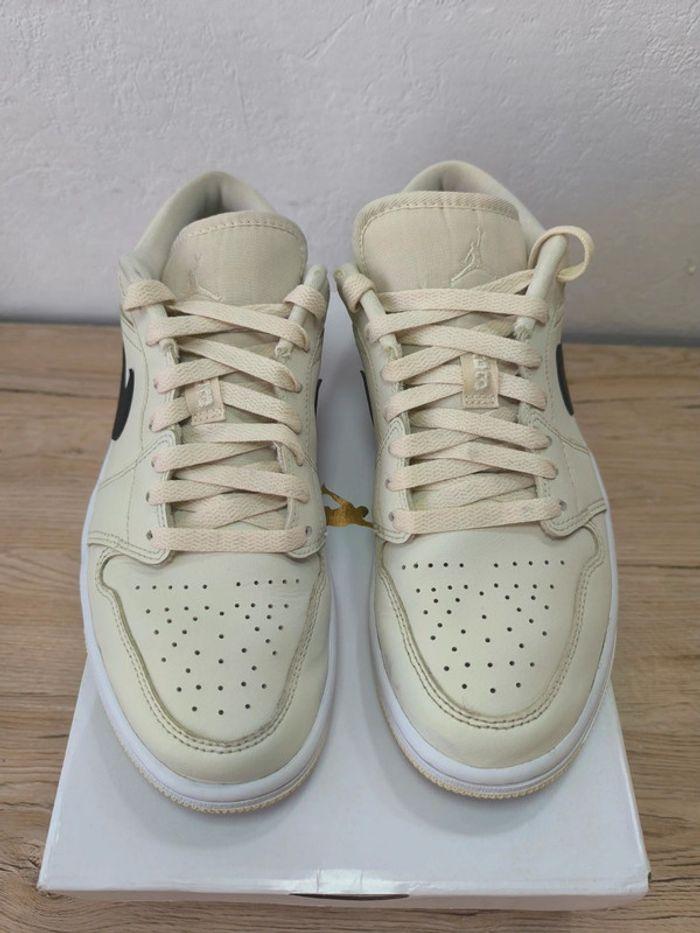 Baskets Jordan one low coconut milk pointure 40 porté deux fois avec boîte d'origine - photo numéro 4