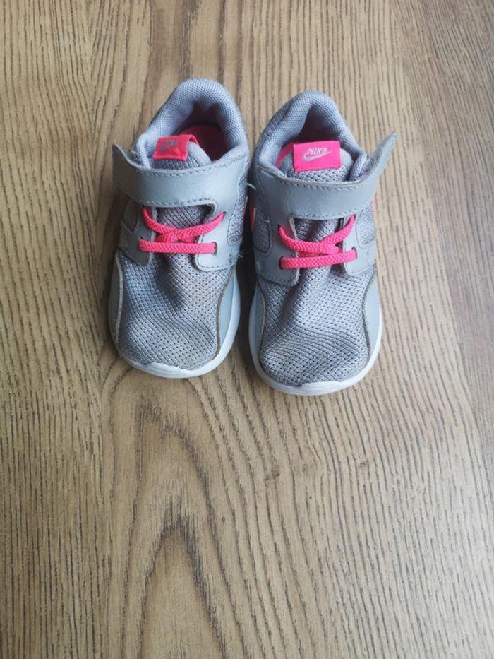 Nike fille grise et rose pointure 22 - photo numéro 2