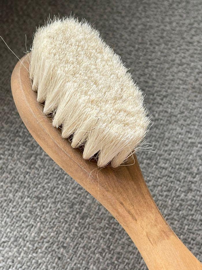 Brosse en bois et laine de chèvre pour bébé - n’a jamais servi - photo numéro 8