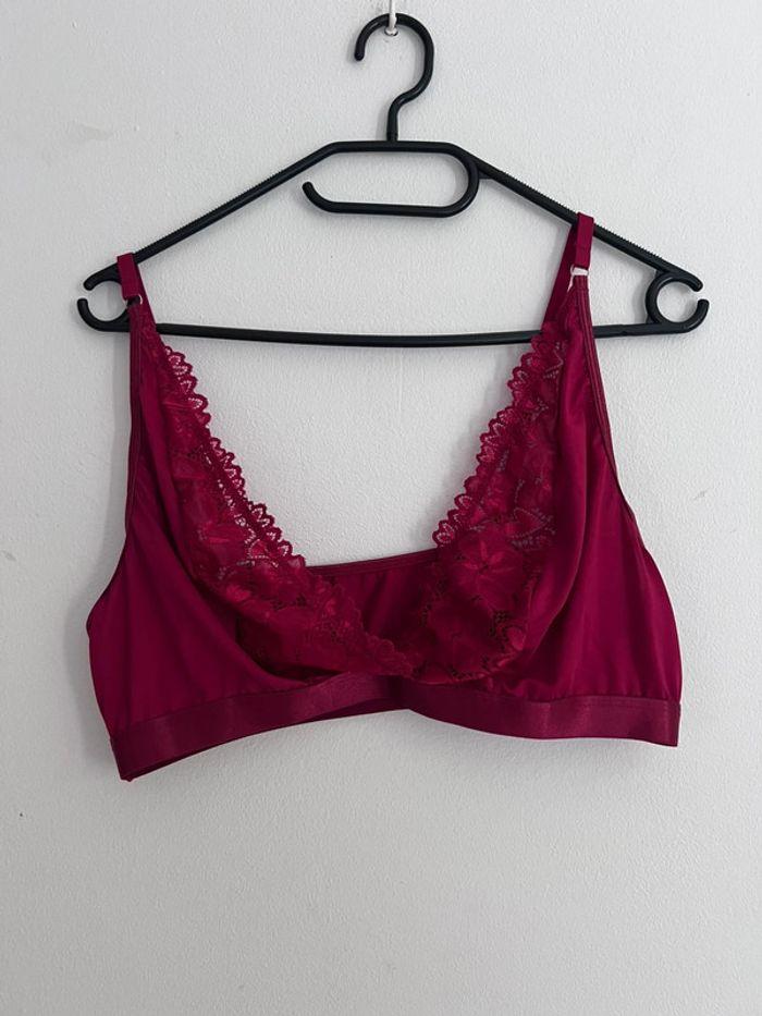 Soutien gorge rouge - photo numéro 1