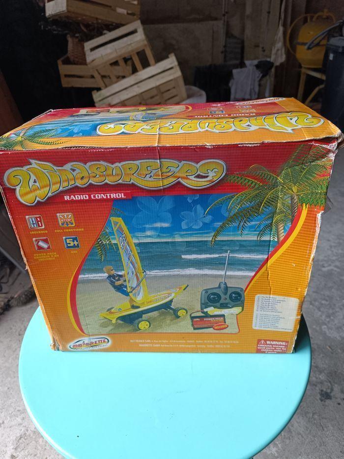 Jouets majorette windsurfer manta Ray télécommandé rare 
Jamais utilisé complet 
Jamais déballer 
Boîte un peu abîmée - photo numéro 5