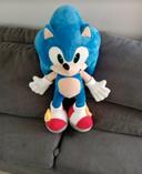 Une géante peluche Sonic