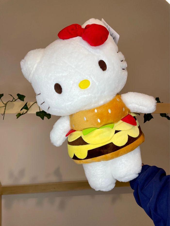 Peluche Hello Kitty déguisement Hamburger 🍔 - photo numéro 2