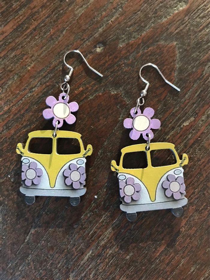 Magnifique paire de boucles d’oreilles bus avec fleurs - photo numéro 3