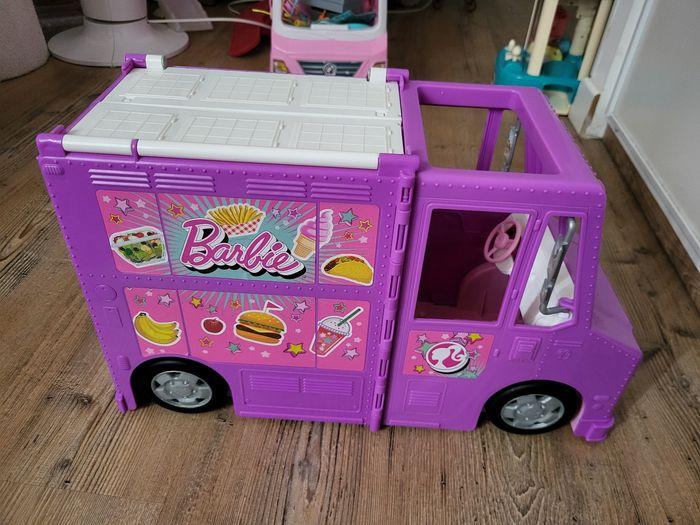 Food truck barbie En très bon état 
Vendu comme sur les photos 
Peu jouer avec - photo numéro 2