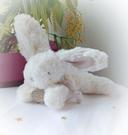 Peluche plush doudou Teddy petit small lapin blanc white allongé couché bunnies Bunny Compagnie