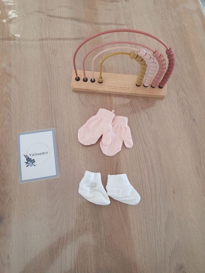 Lot de chausson chaussettes blanches et moufles rose - naissance à 3 mois
Très bon état - photo numéro 2