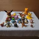 17 figurines Digimon, Pokémon