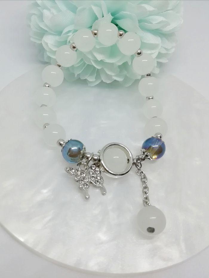 Joli bracelet en perles de verre blanche avec pendentif papillon - photo numéro 2