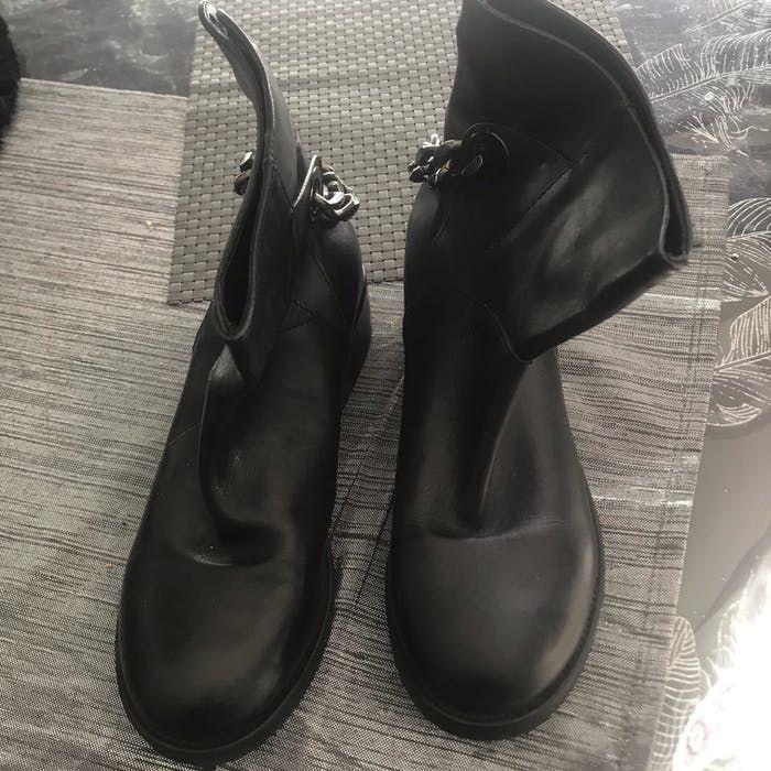 Paire de bottines noires en cuir pointure 37