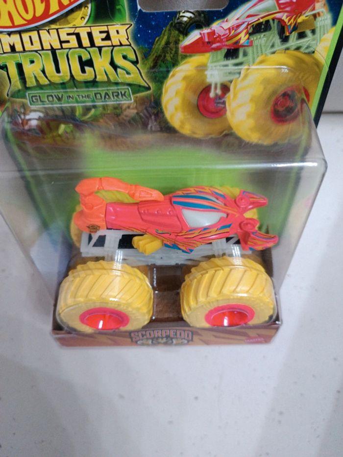 Monster truck hot Wheels Glow in the dark "Scorpedo", neuf , 1/64 - photo numéro 2