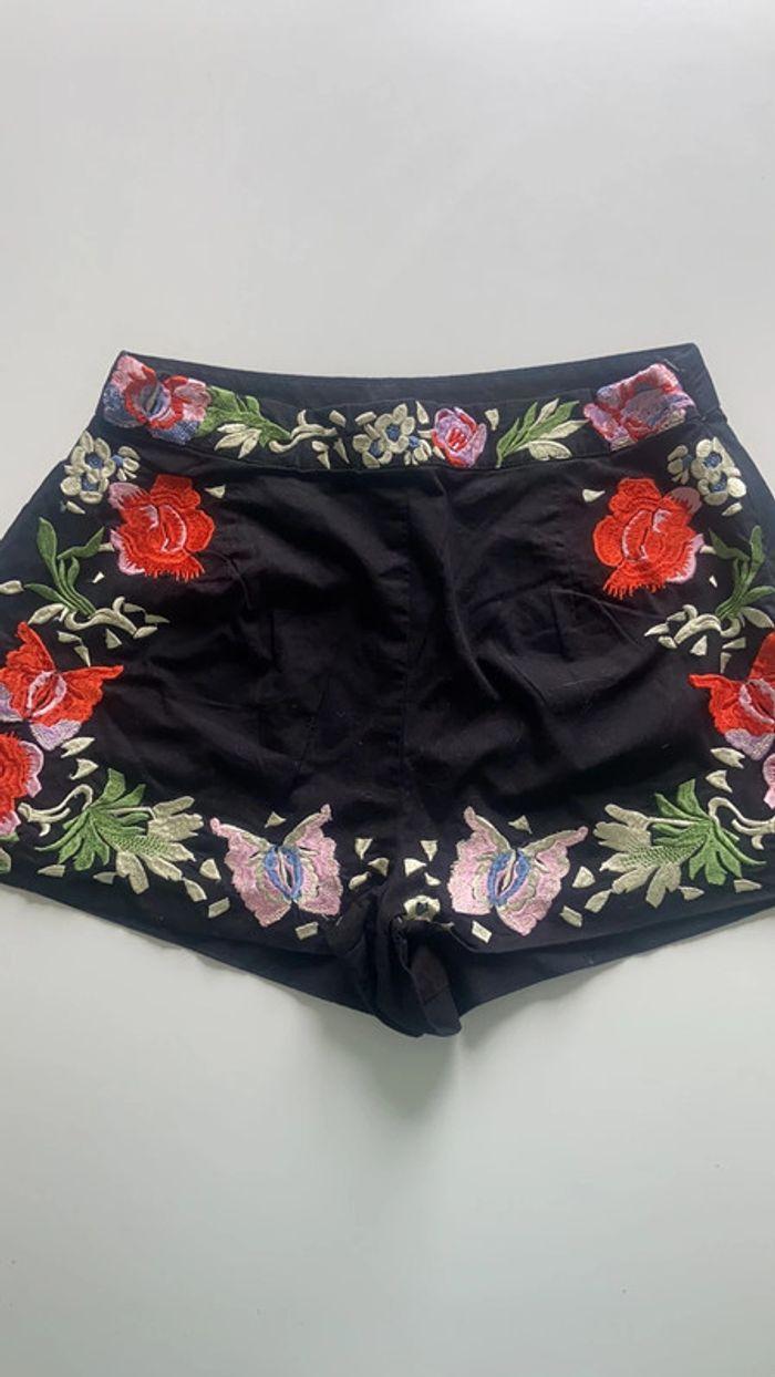 Short noir à fleurs brodées Asos - photo numéro 1