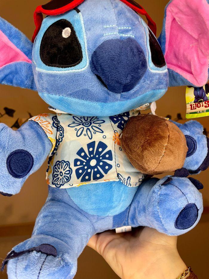 Peluche Disney Stitch en tenue de vacances - photo numéro 5