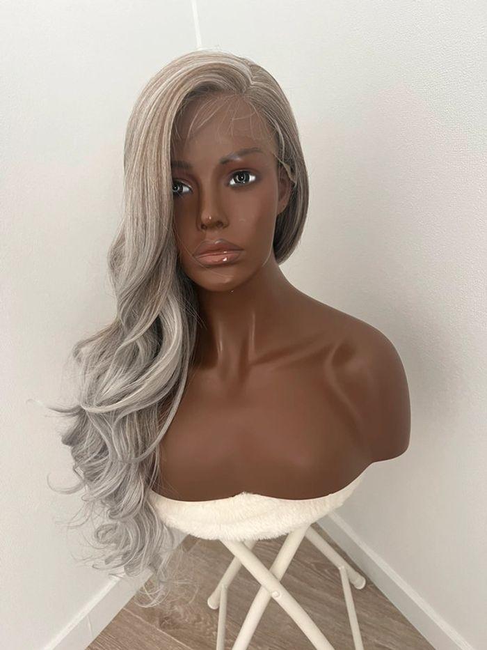 Perruque blonde 2 tons grise et brune lace front raie sur le côté - photo numéro 8