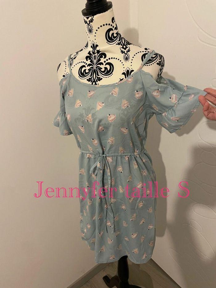 Robe à manches courtes épaule dénudées à bretelle bleu clair motifs rose Jennyfer taille S - photo numéro 1