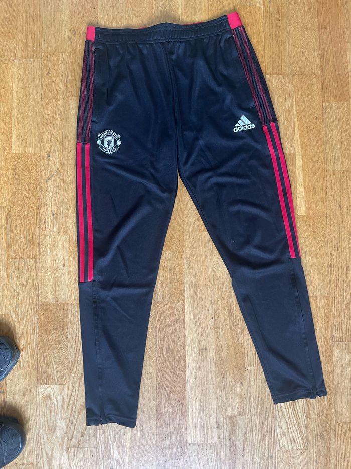 Jogging adidas noir et rouge du Manchester united - photo numéro 1