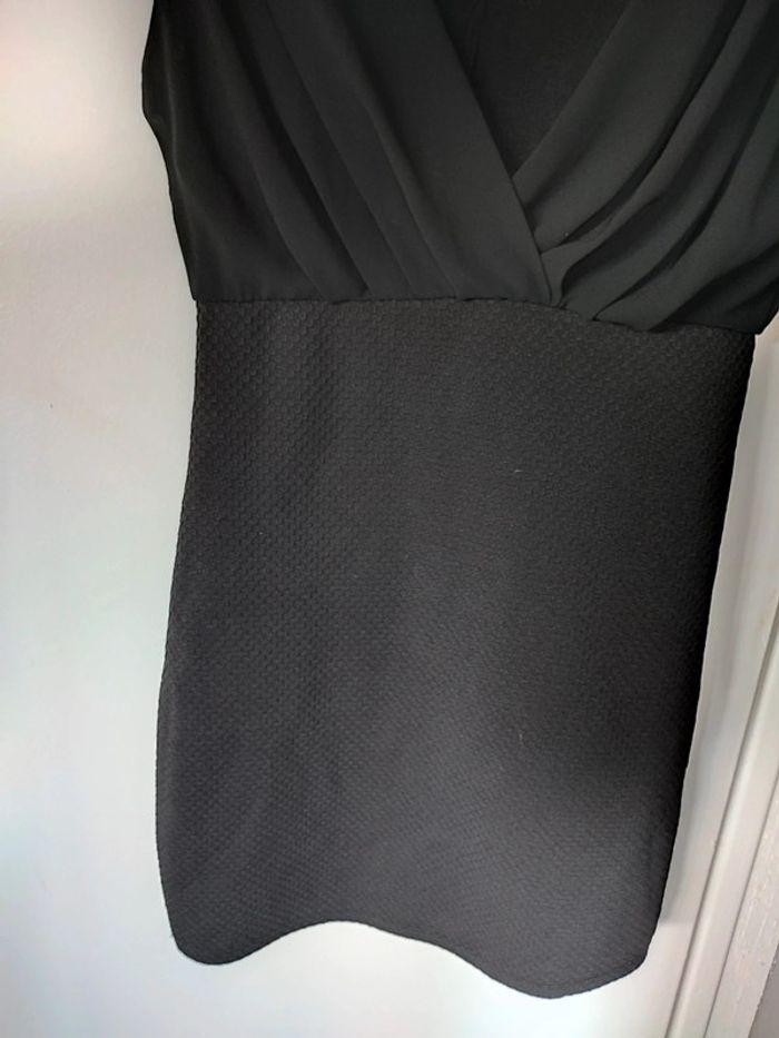 Jolie robe noir gaufré et voile - photo numéro 6