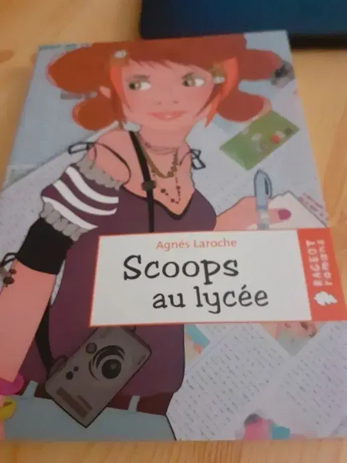 Livre Scoops Au Lycée - Laroche Agnès en tres bon etat