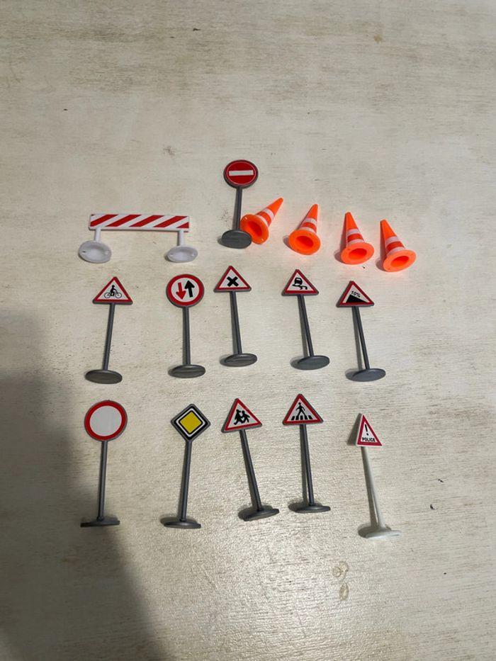 Lot jeu panneaux de signalisation