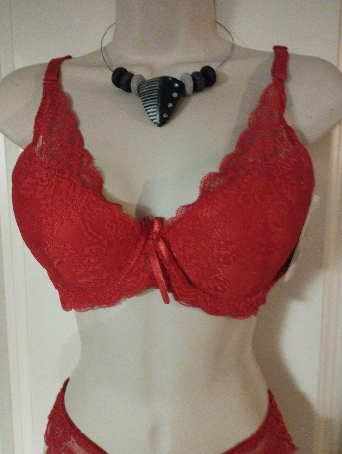 Ensemble de lingerie neuf rouge. Modèle écharpe 85wB et M pour le tanga - photo numéro 2