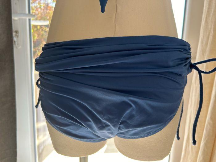 Maillot de bain 2 pièces bleu culotte ajustable et bijoux sur le soutien gorge - photo numéro 5