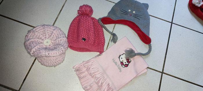 Lot bonnets + écharpe