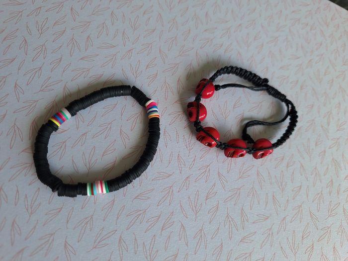 2 bracelets neufs rouge noir un avec tête de mort - photo numéro 2