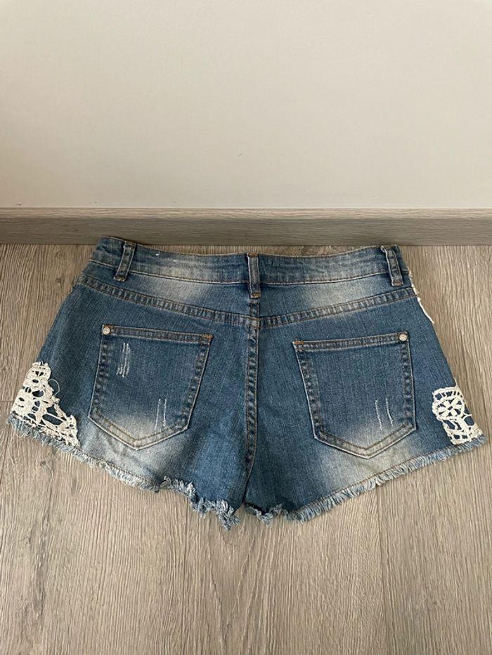 Short en jean à dentelle bleu et blanc effet déchiré Jennyfer taille 34 - photo numéro 5