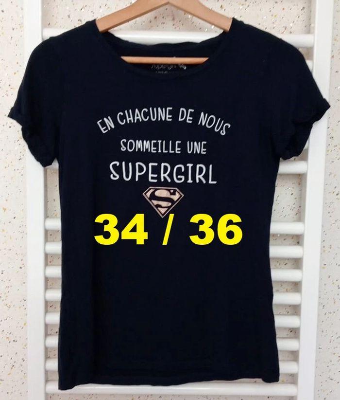 Tee shirt manche courte bleu marine imprimé blanc doré brillant Supergirl Taille 34 / 36 - photo numéro 1